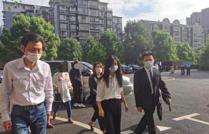 谭松韵一身素色现身庭审现场,低头不语大步走,表情凝重令人心疼