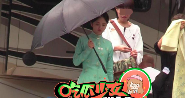 谭松韵一身素色现身庭审现场,低头不语大步走,表情凝重令人心疼