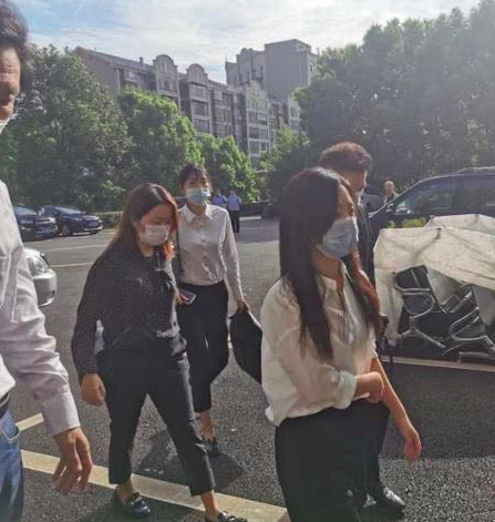 谭松韵一身素色现身庭审现场,低头不语大步走,表情凝重令人心疼