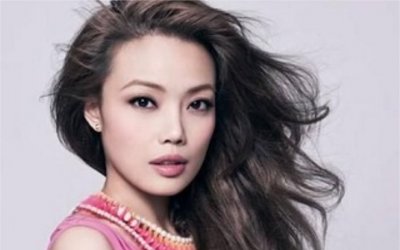 ​容祖儿春卷无处理图是怎么回事（容祖儿为了走红竟这样做）