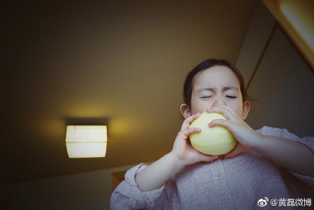 黄磊晒小女儿近照,闭眼啃大苹果的样子萌翻众人