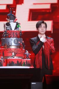 ​易烊千玺生日会舞台被网友质疑？工作室正面回应