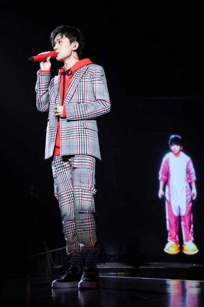 易烊千玺生日会舞台被网友质疑?工作室正面回应