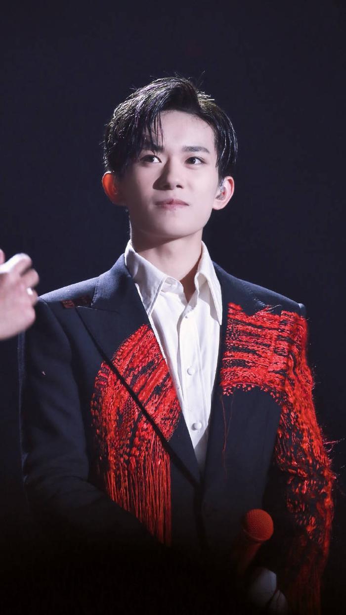 易烊千玺生日会舞台被网友质疑?工作室正面回应