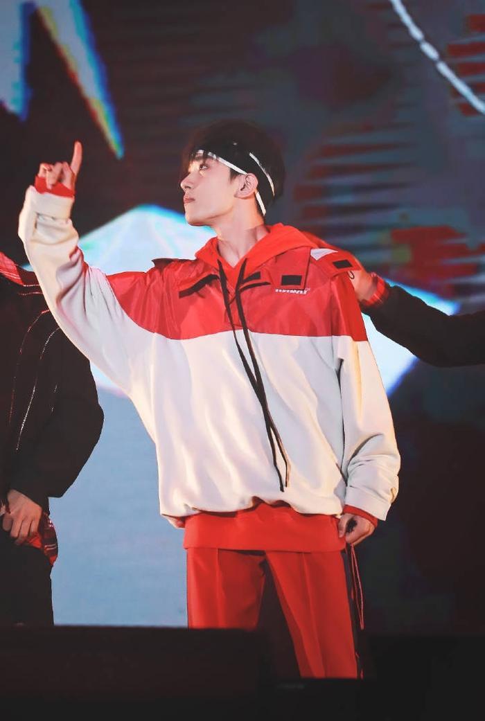 易烊千玺生日会舞台被网友质疑?工作室正面回应