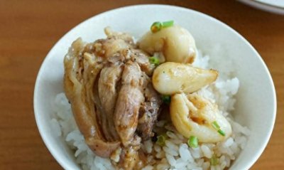 ​这样蒸猪肘，肉质嫩得用筷子都能划开，入嘴即化