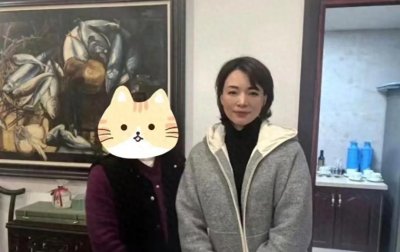 ​董卿与儿子现身南通，体态不错气色好，一点不像奔五的人