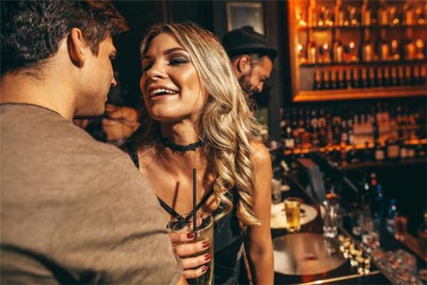 酒吧遇到喜欢的女生怎么搭讪 酒吧怎么搭讪女生 酒吧遇到喜欢的女生怎么搭讪 酒吧怎么搭讪女生