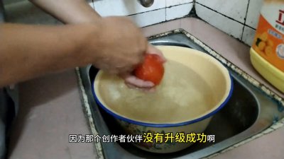 ​西红柿蛋花汤简单易做，汤色鲜艳，看着都有食欲