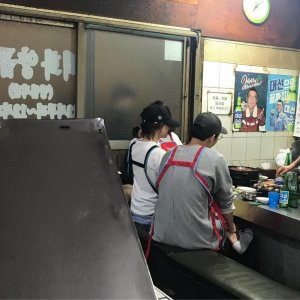 ​偶遇宋仲基宋慧乔吃烤肉 两人坐姿销魂