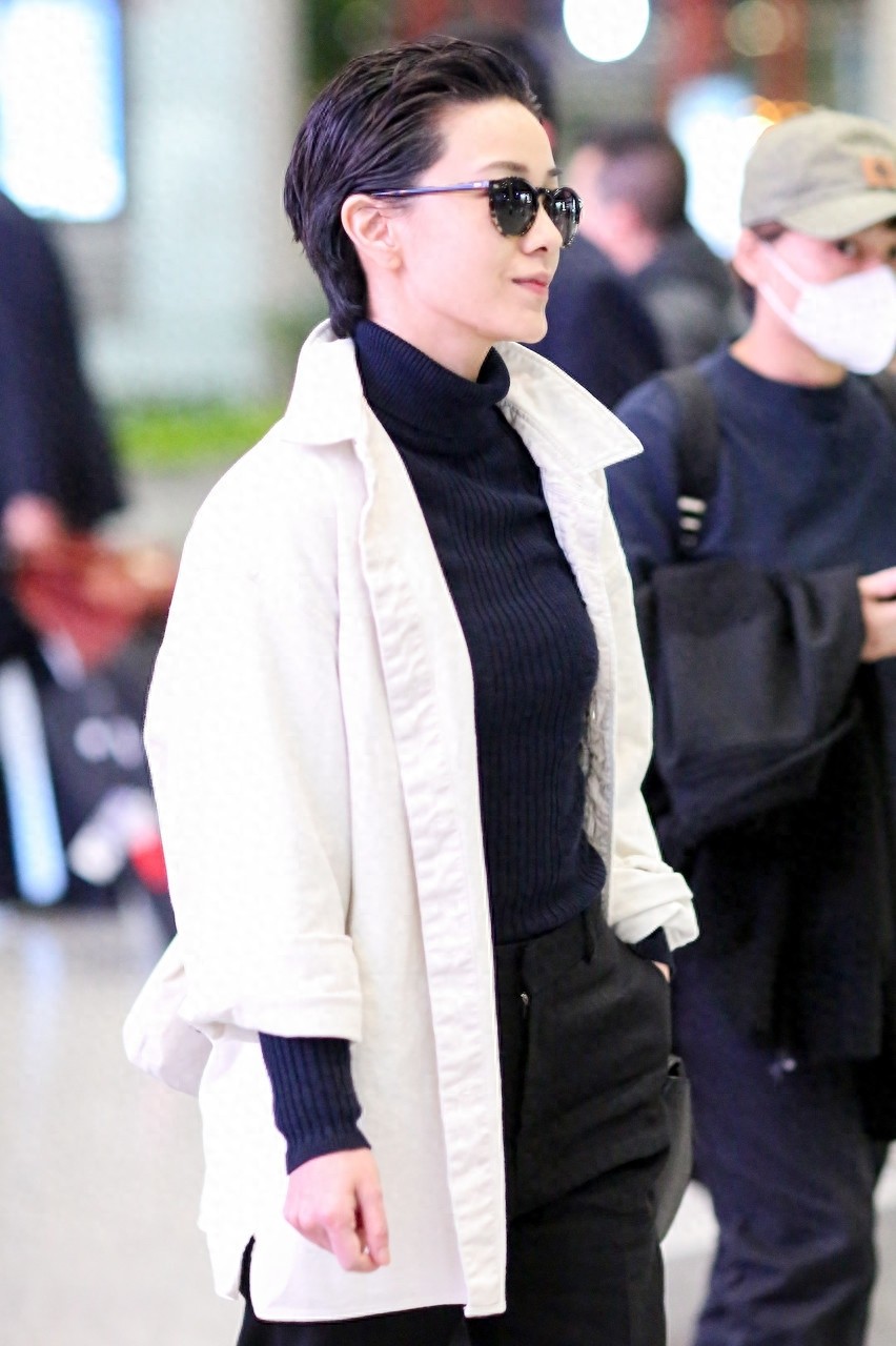 郭采洁短发梳成大背头,女生也能简单帅气