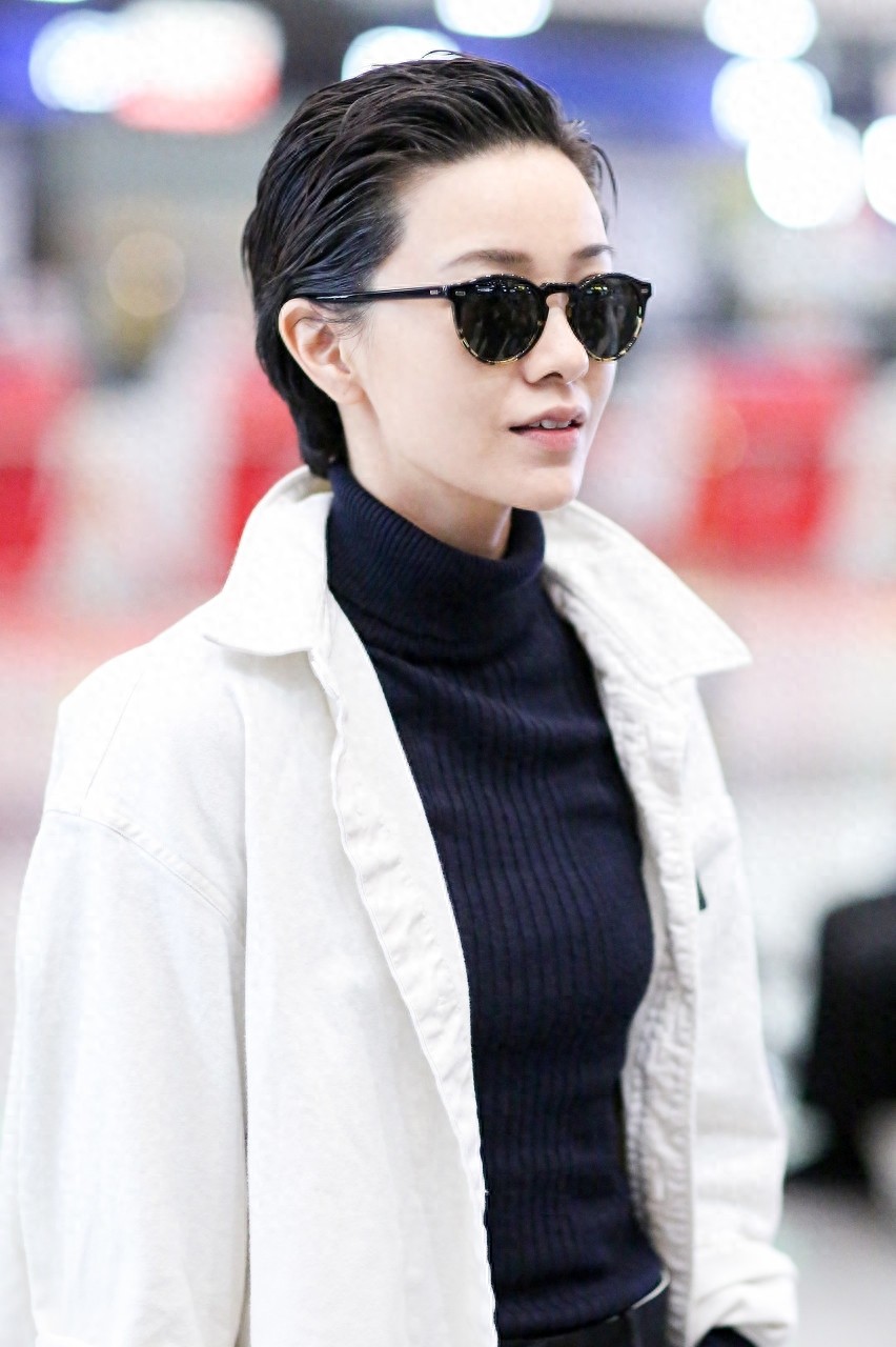 郭采洁短发梳成大背头,女生也能简单帅气