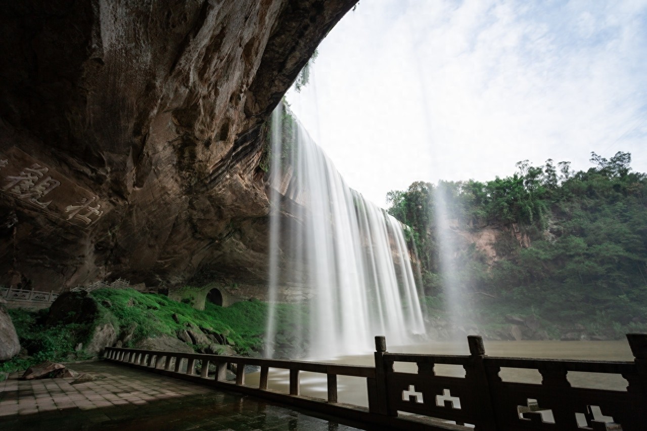 万州大瀑布群景区名闻暇迩,是饮誉中外的“亚洲第一瀑”