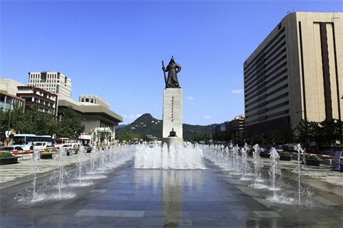 光化门是韩国的国门，因其精巧的工艺而闻名