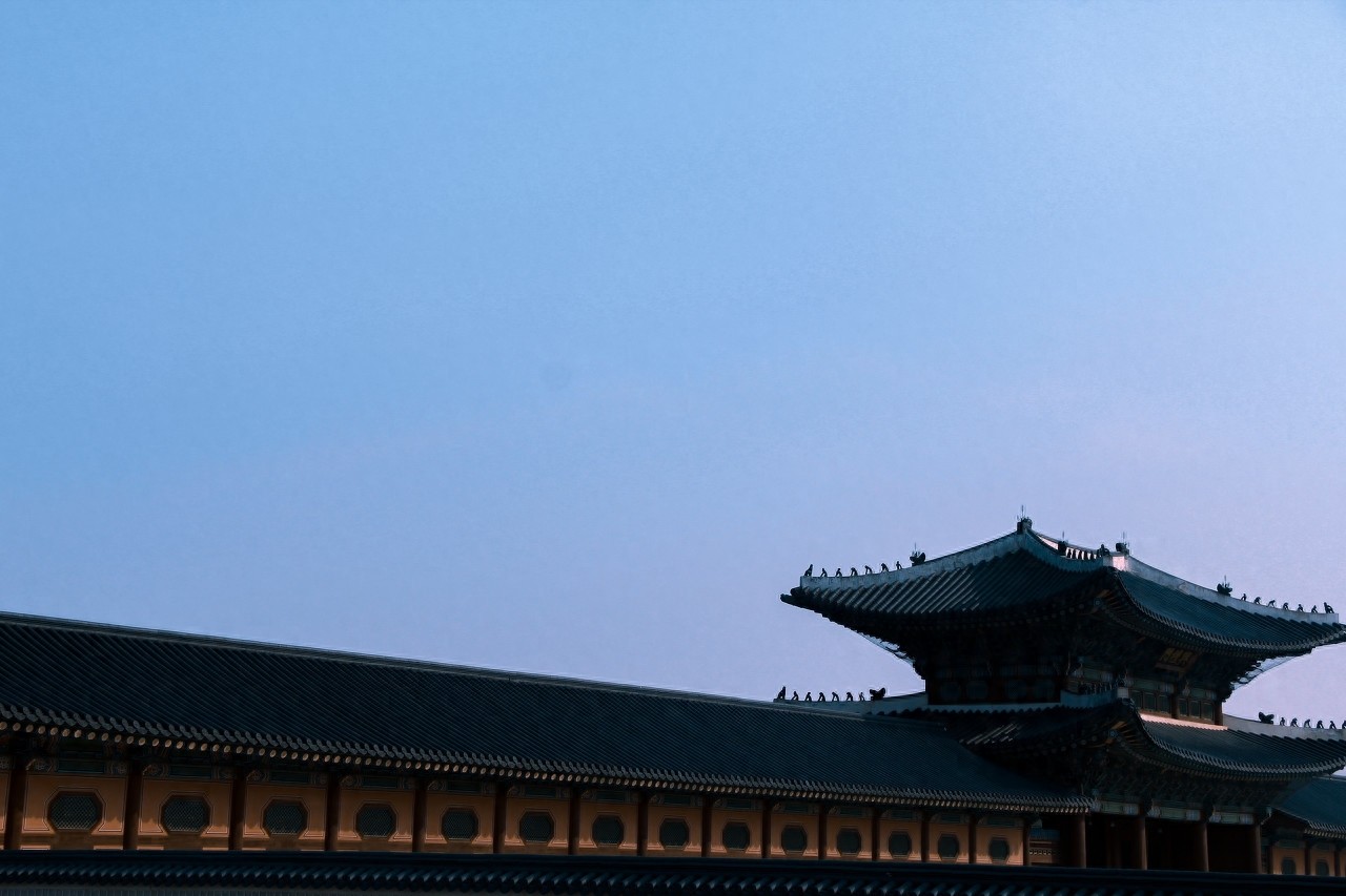 光化门是韩国的国门，因其精巧的工艺而闻名