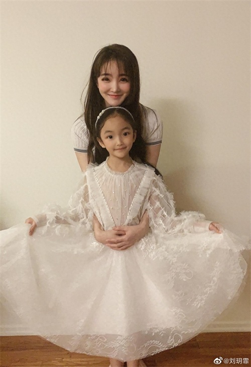 31岁刘雨欣晒与女儿温馨合影，对镜比心母女二人越长越像