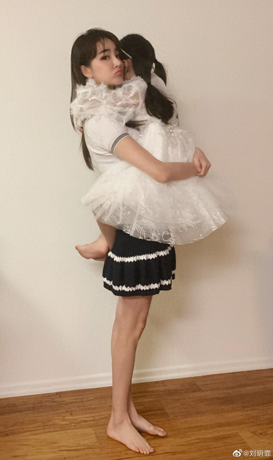 31岁刘雨欣晒与女儿温馨合影，对镜比心母女二人越长越像