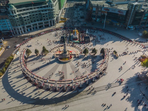 航拍人山人海的哈尔滨防洪纪念塔