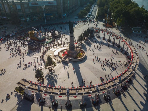 航拍人山人海的哈尔滨防洪纪念塔