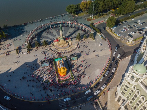 航拍人山人海的哈尔滨防洪纪念塔