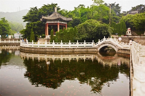 湛山寺是中国最年轻的名刹之一，位于中国名城青岛