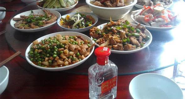 监狱里犯人都吃些什么？并没有想象中难吃，网友：还能暴瘦30斤