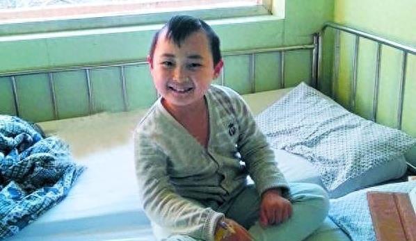 春晚“福娃”6岁登春晚，8岁病逝，下葬时人们列队为其送行