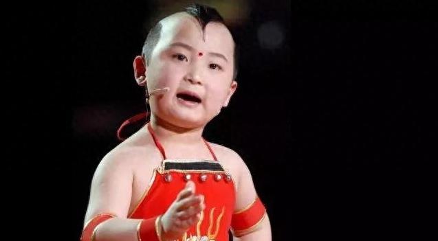 春晚“福娃”6岁登春晚，8岁病逝，下葬时人们列队为其送行