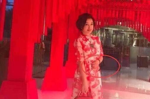 号称“不老女神”刘晓庆如今63岁了又怀孕了。