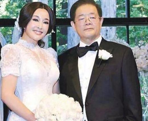 号称“不老女神”刘晓庆如今63岁了又怀孕了。