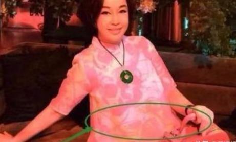 号称“不老女神”刘晓庆如今63岁了又怀孕了。