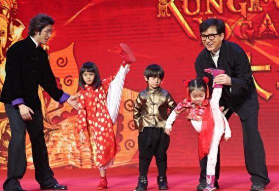 成龙吻阿拉蕾被网友炮轰？这一次大部分网友却支持他