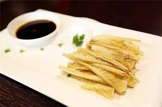 蟹棒是什么做成的（一文了解蟹棒的主要成分）