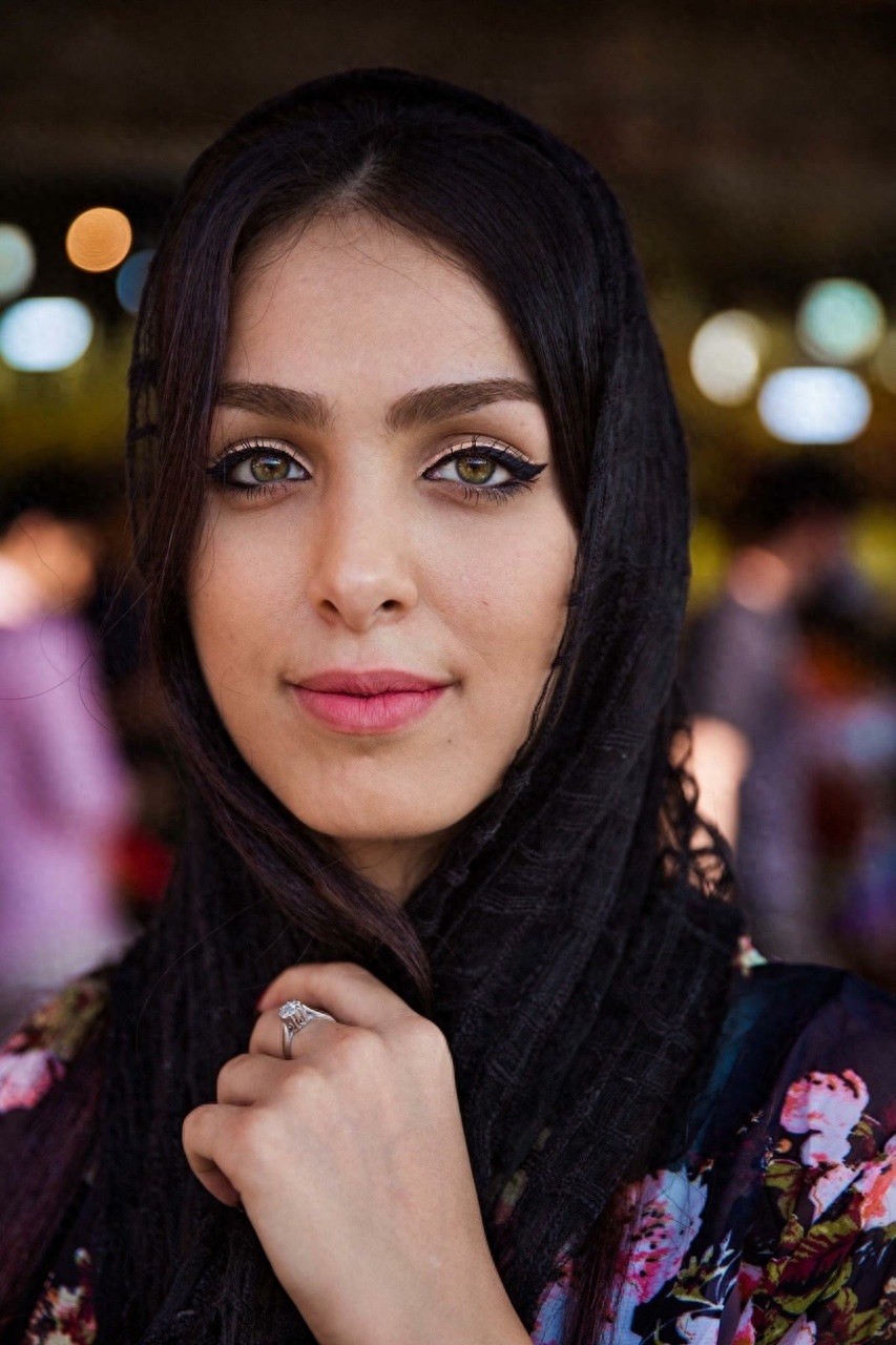 伊朗女性：罩袍，头巾下的端庄和美丽