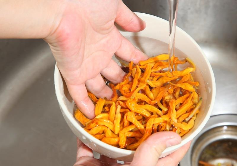 干黄花菜怎么挑选和处理