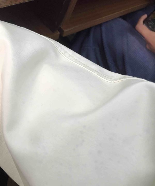 白衣服洗完为什么发蓝,新买的白衣服发蓝是什么原因呢图1