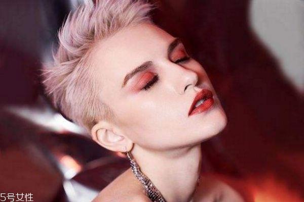 染发后头皮屑多正常吗 染发后大块干头皮脱落