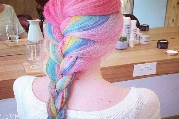 染发后头皮屑多正常吗 染发后大块干头皮脱落