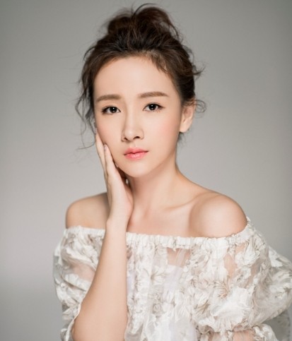 潘禹彤温婉可爱的外表，恬淡透深邃气息，科班出身拥有娴熟演技