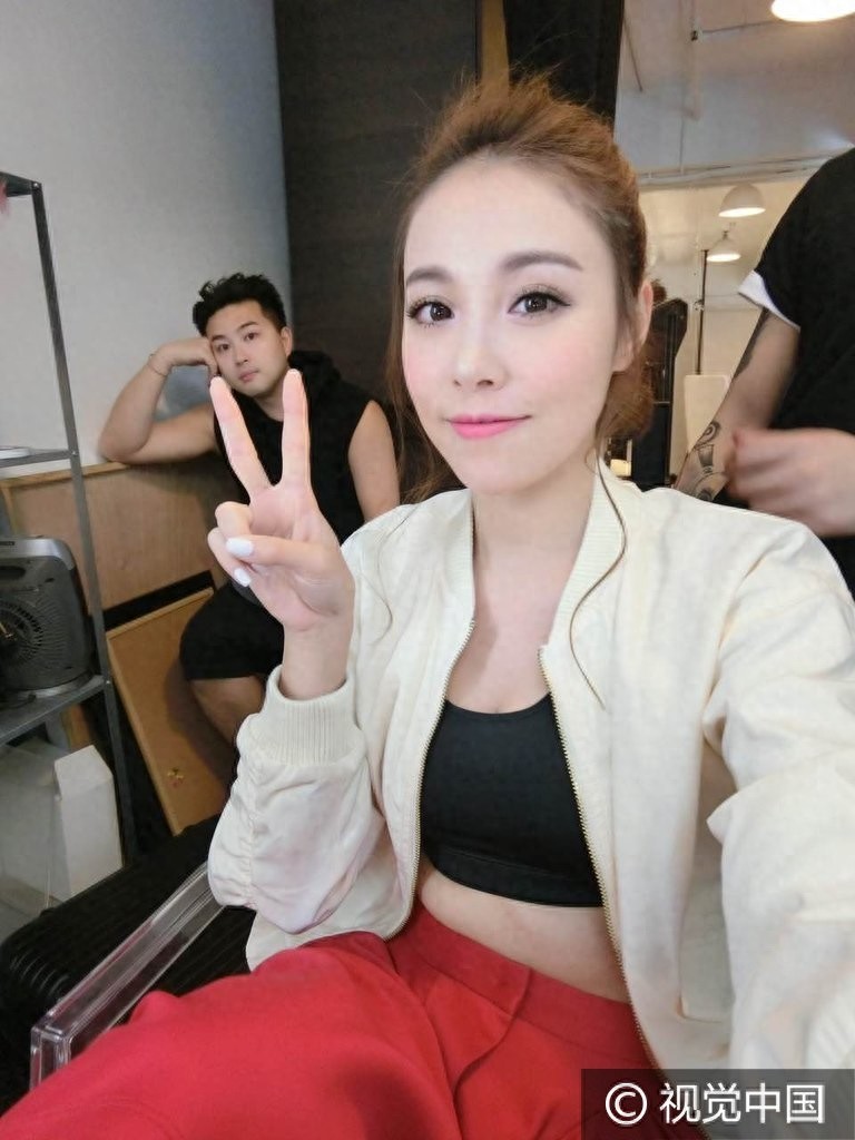 嫩模郭颖儿秀圆润双球宣传自家品牌 获男友披衣全程盯梢