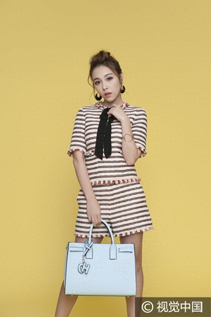 嫩模郭颖儿秀圆润双球宣传自家品牌 获男友披衣全程盯梢