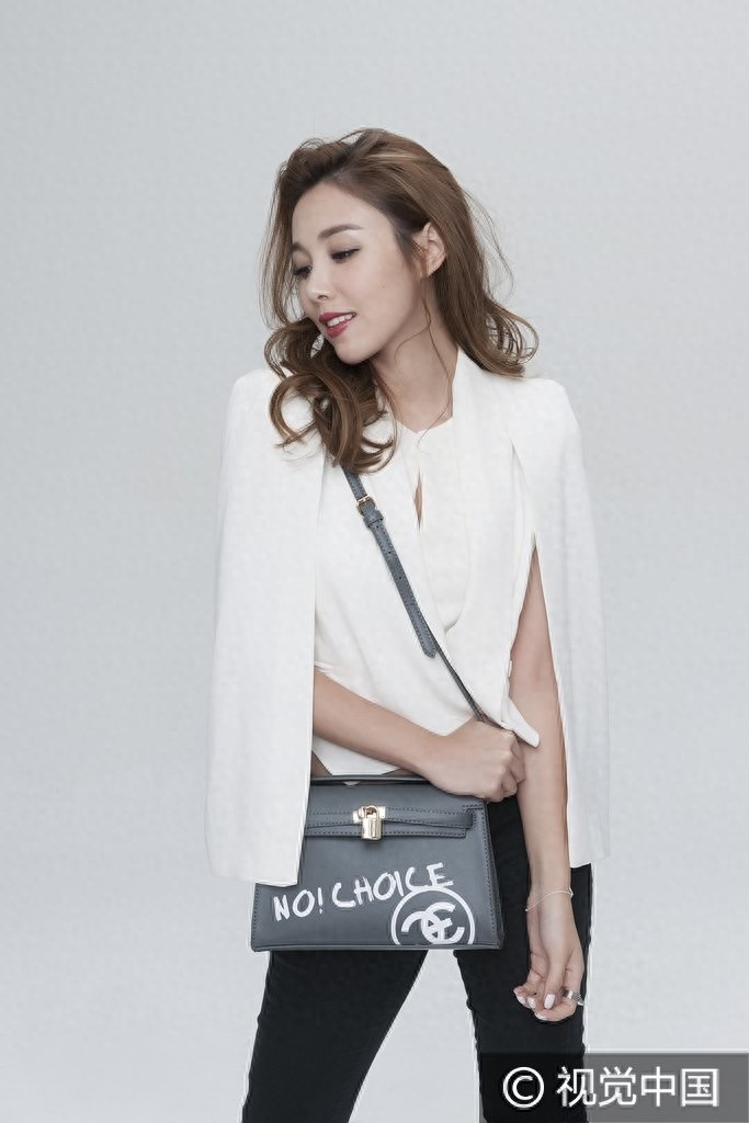 嫩模郭颖儿秀圆润双球宣传自家品牌 获男友披衣全程盯梢