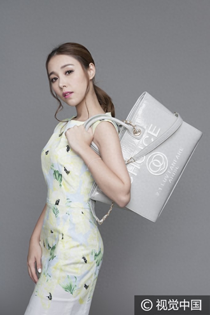 嫩模郭颖儿秀圆润双球宣传自家品牌 获男友披衣全程盯梢