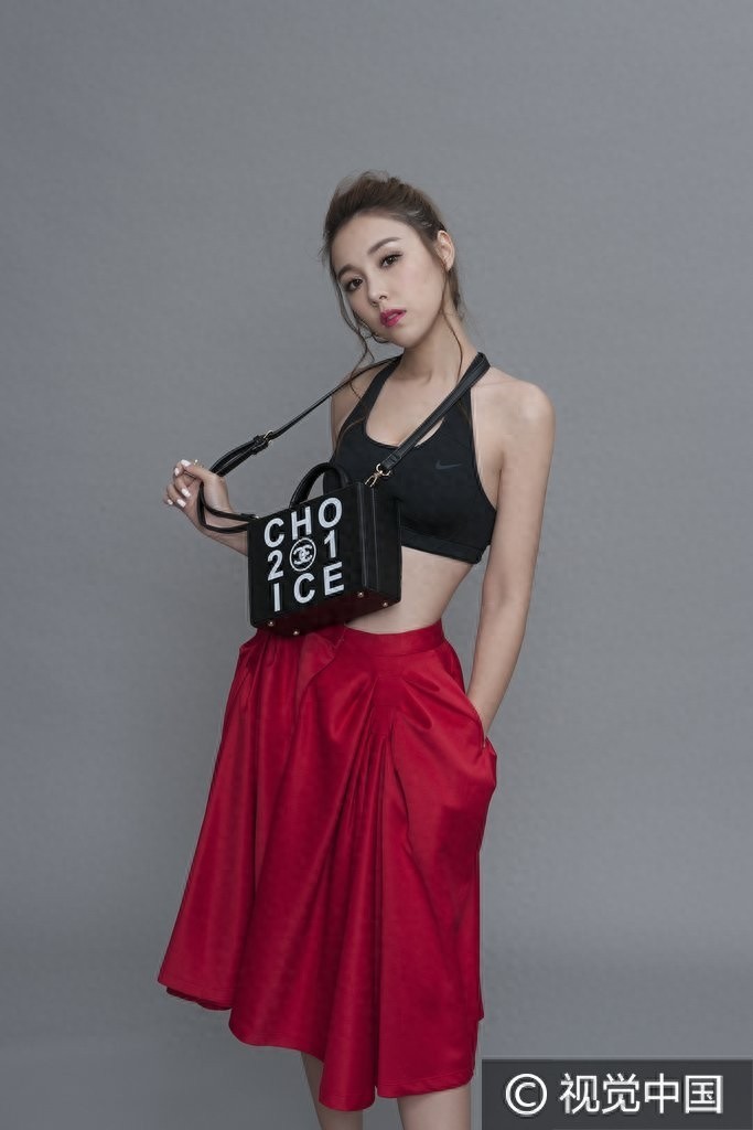 嫩模郭颖儿秀圆润双球宣传自家品牌 获男友披衣全程盯梢