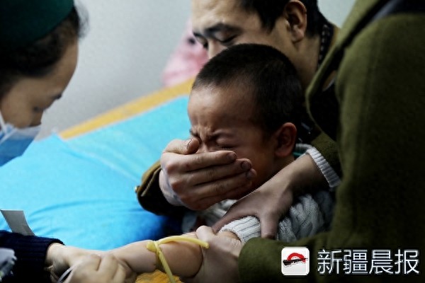 天冷感冒多！萌娃打针满脸都是戏