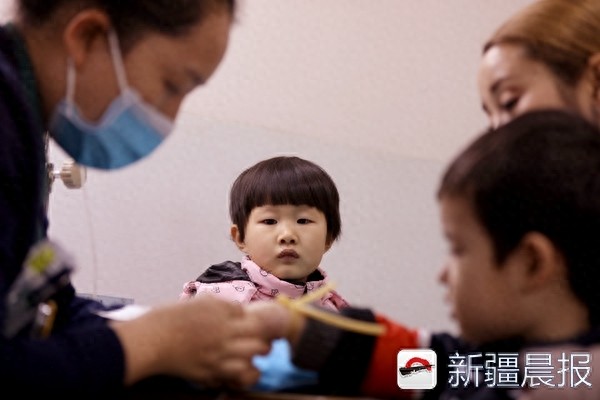 天冷感冒多！萌娃打针满脸都是戏