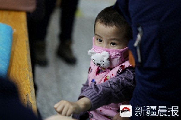 天冷感冒多！萌娃打针满脸都是戏