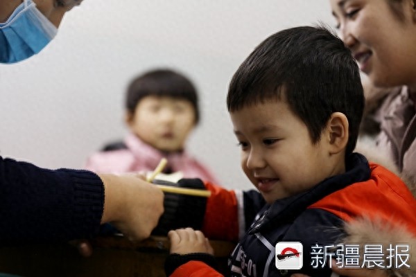 天冷感冒多！萌娃打针满脸都是戏