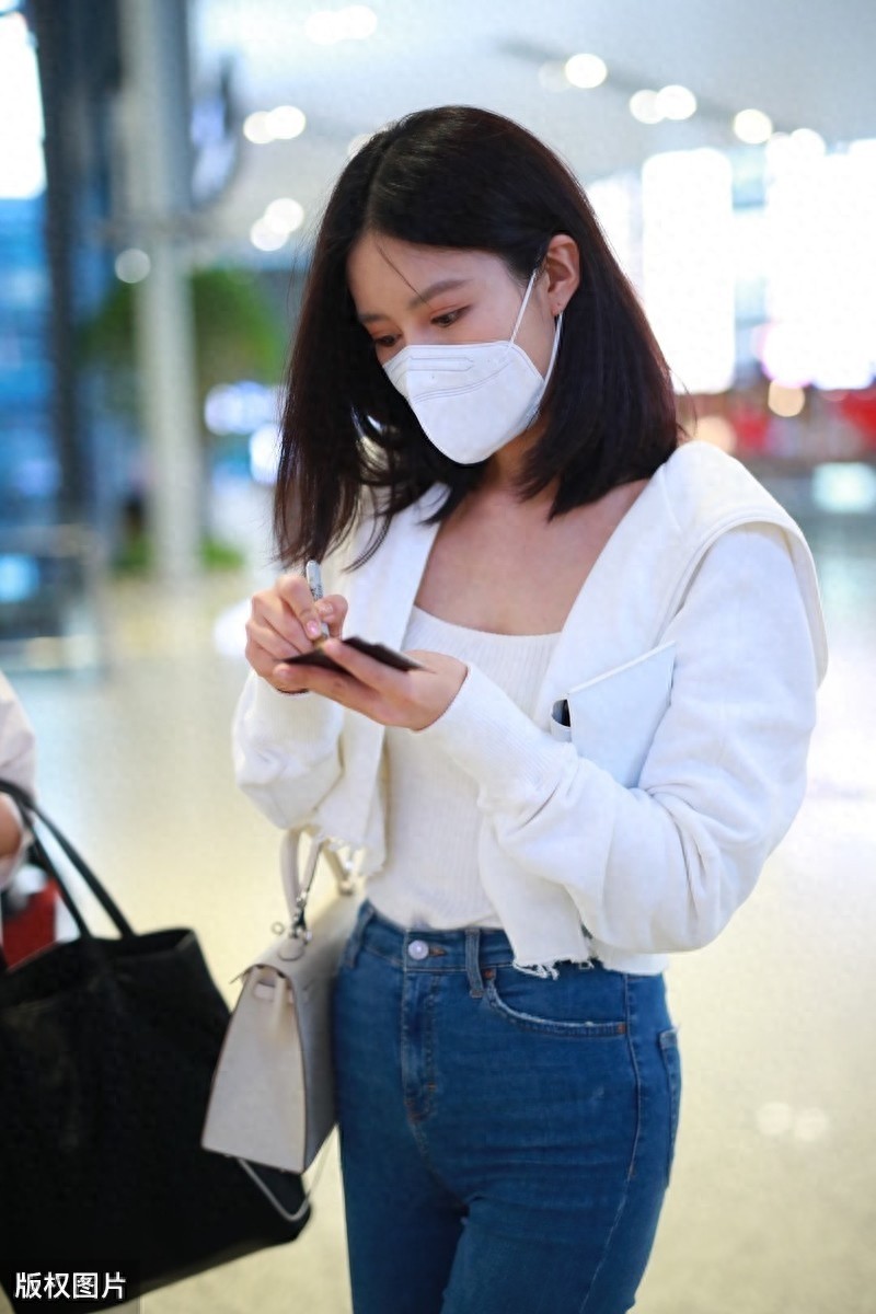 吴优现身机场，摘下口罩露出高颜值，紧身裤秀出好身材