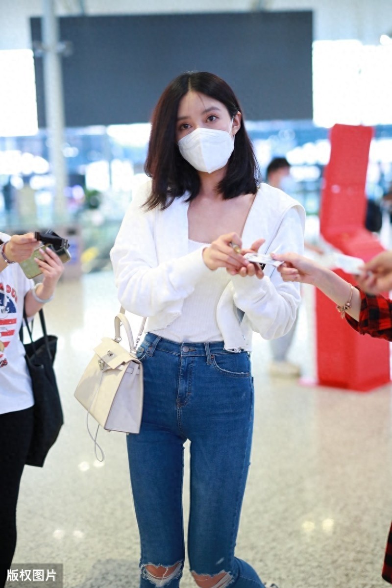 吴优现身机场，摘下口罩露出高颜值，紧身裤秀出好身材